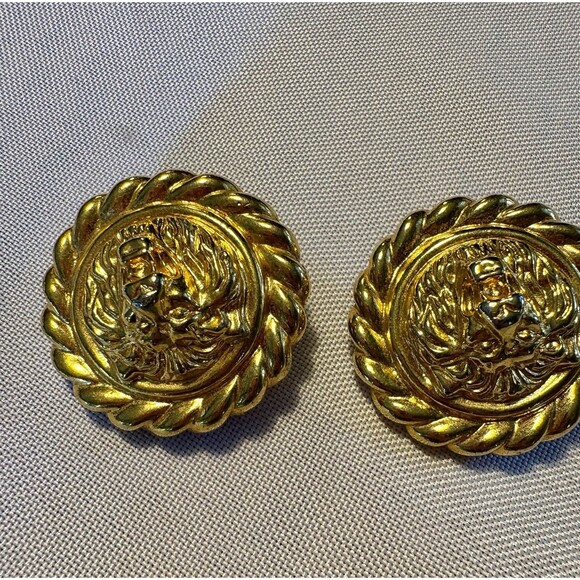 Vintage Gold Tone Crest Clip-On Earrings With Rope Edge 1980s Statement Jewelry - Picture 2 of 6